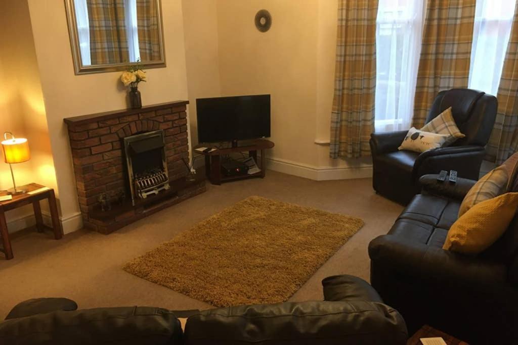 Spacious & Cozy Mid Wales Town Centre Apartment, With Bike Storage ランドリンドッド・ウェルズ エクステリア 写真