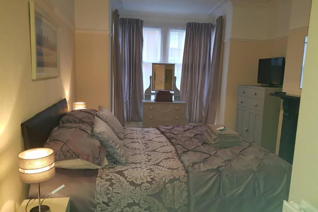 Spacious & Cozy Mid Wales Town Centre Apartment, With Bike Storage ランドリンドッド・ウェルズ エクステリア 写真