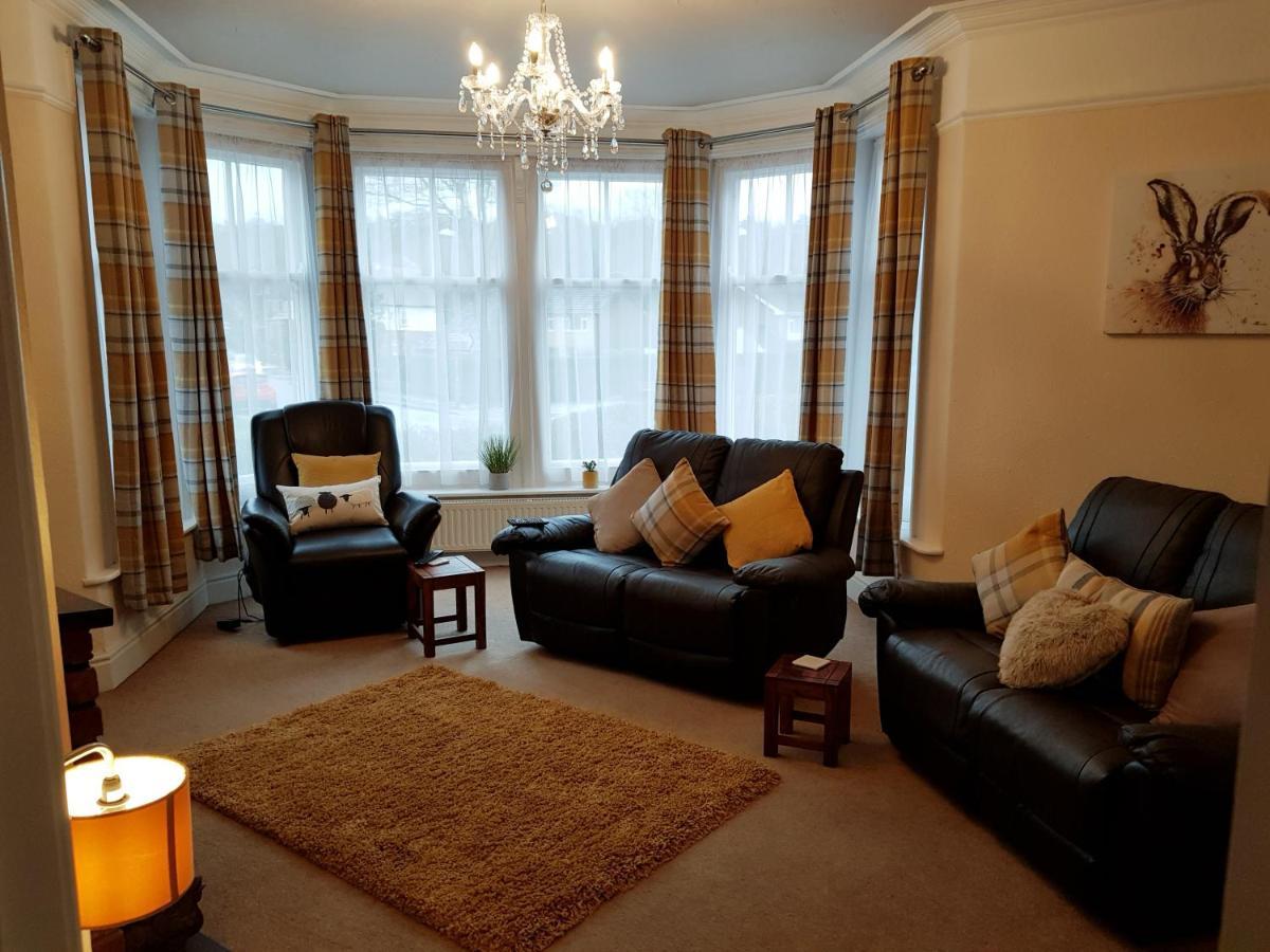 Spacious & Cozy Mid Wales Town Centre Apartment, With Bike Storage ランドリンドッド・ウェルズ エクステリア 写真