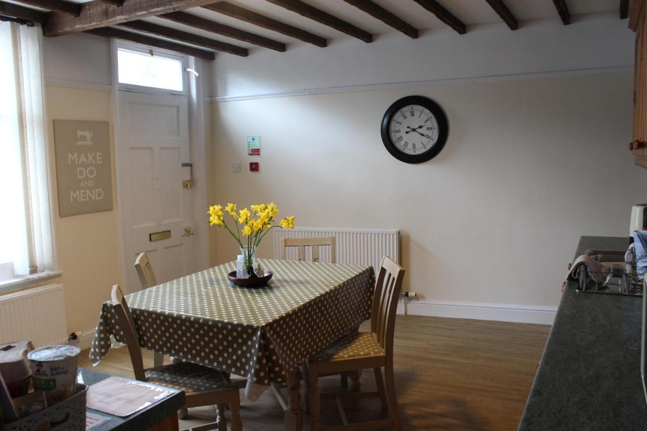 Spacious & Cozy Mid Wales Town Centre Apartment, With Bike Storage ランドリンドッド・ウェルズ エクステリア 写真