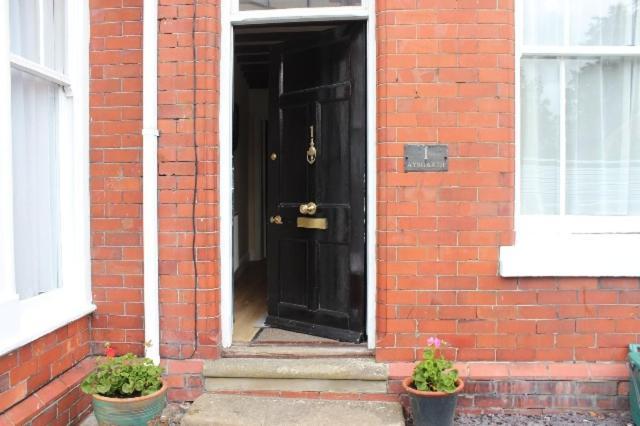 Spacious & Cozy Mid Wales Town Centre Apartment, With Bike Storage ランドリンドッド・ウェルズ エクステリア 写真